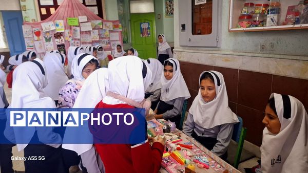  بازارچه آثار دانش آموزان پایه ششم مدرسه فاطمه الزهرا(س) به مناسبت هفته «ماها»