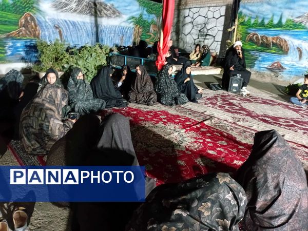 مراسم عزاداری ماه صفر در روستای نقاب در هنگام قطع برق
