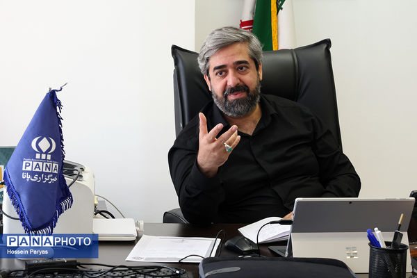 دیدار دانش‌آموز خبرنگاران پانای البرز با مدیرعامل خبرگزاری پانا