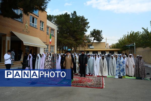 نماز باران، همخوانی زمین و آسمان در دبیرستان ولایت بهارستان‌دو