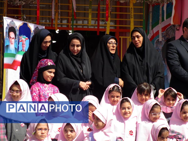 برگزاری جشن شکوفه‌ها در دبستان شاهد شهید سلطانی ناحیه یک کرج