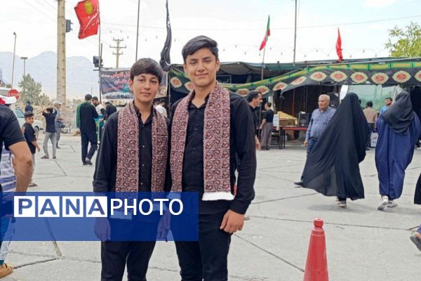بدرقه پرشور زائران کربلا با نوای گروه سرود نسیم صبا در موکب ابوالفضل (ع)