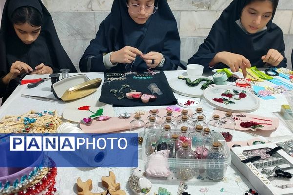  بازارچه کار آفرینی و دست سازه‌های دانش‌آموزی در دبستان دخترانه هدی