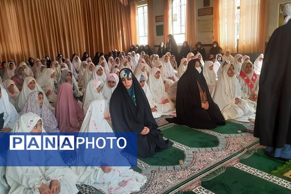 نماز جماعت در دبستان شهید رجبی۲ با حضور مسئولان اداره آموزش و پرورش ناحیه 6