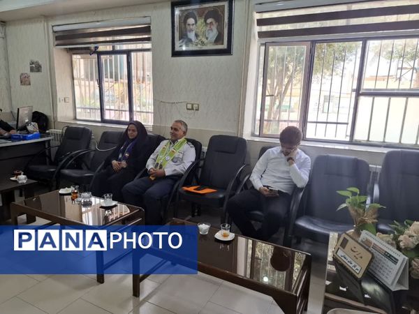 بازدید مدرسان کشوری سازمان دانش‌آموزی از دبیرستان تمام تشکیلاتی عفت