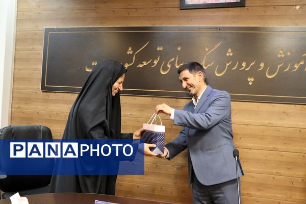 تجلیل از فعالان حوزه بانوان و خانواده در ناحیه یک بهارستان