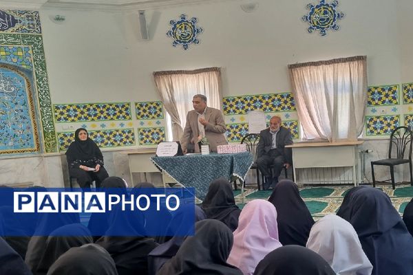 مراسم تجلیل و تکریم مقام آزاده در دبیرستان شاهد شهید حمامی ناحیه ۶ مشهد