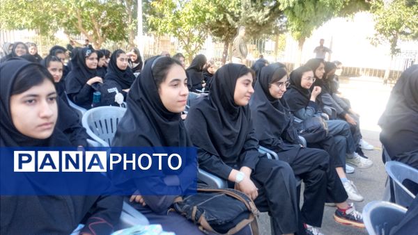نواختن زنگ استانی مهر، ایثار و مقاومت در مدرسه نمونه دولتی ۹ دی به مناسبت آغاز سال تحصیلی و هفته دفاع مقدس