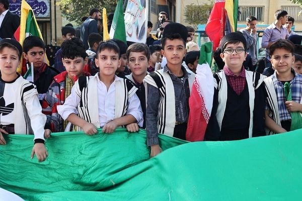 نسل بیدار انقلاب؛ خروش دختران شاهد فاطمه‌زهرا(س) شهرکرد مقابل استکبار جهانی