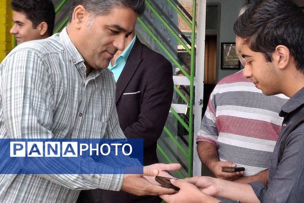 تجلیل دبیرستان شهید قمی از پدران مسئول در نیروی انتظامی و آتش‌نشانی