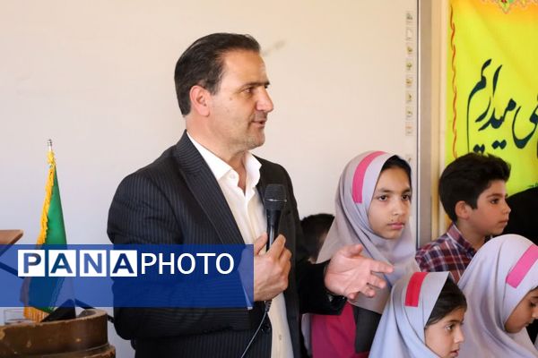 بازدید مدیرکل آموزش و پرورش استان یزد از آموزشگاه شهید نواب صفوی بهاباد