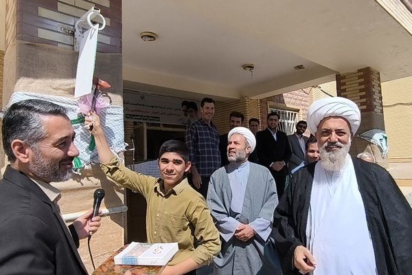 طنین زنگ نماز در عجب‌شیر؛ مدرسه امام‌خمینی(ره) آکنده از عطر ایمان و معنویت شد