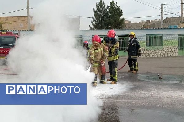 برگزاری مانور زلزله و ایمنی در دبیرستان شاهد شهید کاظمی شهرستان اسلامشهر