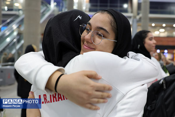بازگشت طلایی‌پوشان بلندقامت دانش‌آموز ایران با کاپ قهرمانی