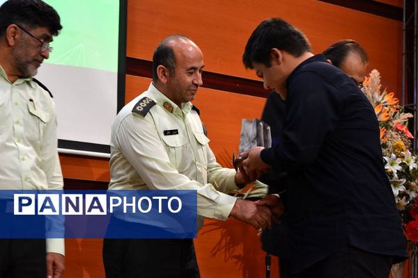 تجلیل از پسران ممتاز دبیرستان امام رضا در بهارستان‌دو