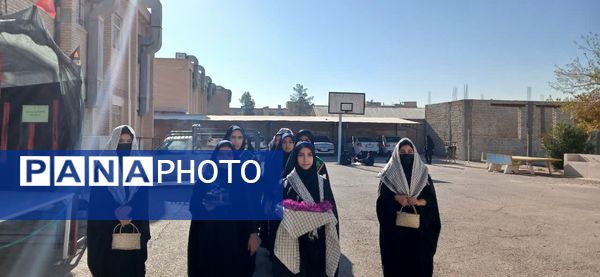 وداع دانش‌آموزان هنرستان الزهرا با پیکر مطهر شهید گمنام