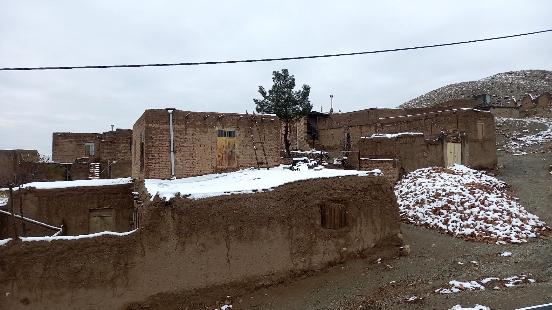 اولین صبح برفی در روستا بتو 