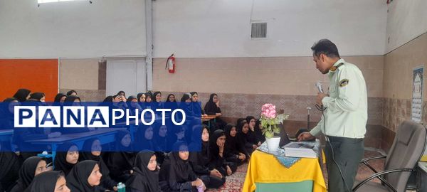  گرامیداشت هفته نیروی انتظامی در آموزشگاه مرحوم پاکدل خلیل آباد 