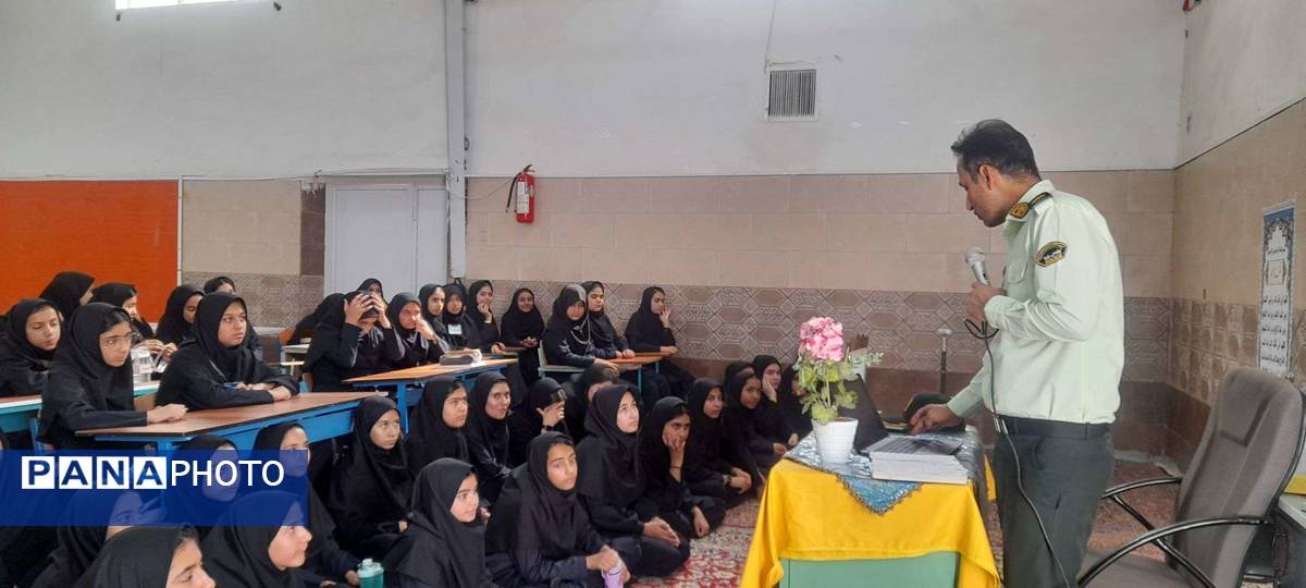  گرامیداشت هفته نیروی انتظامی در آموزشگاه مرحوم پاکدل خلیل آباد 