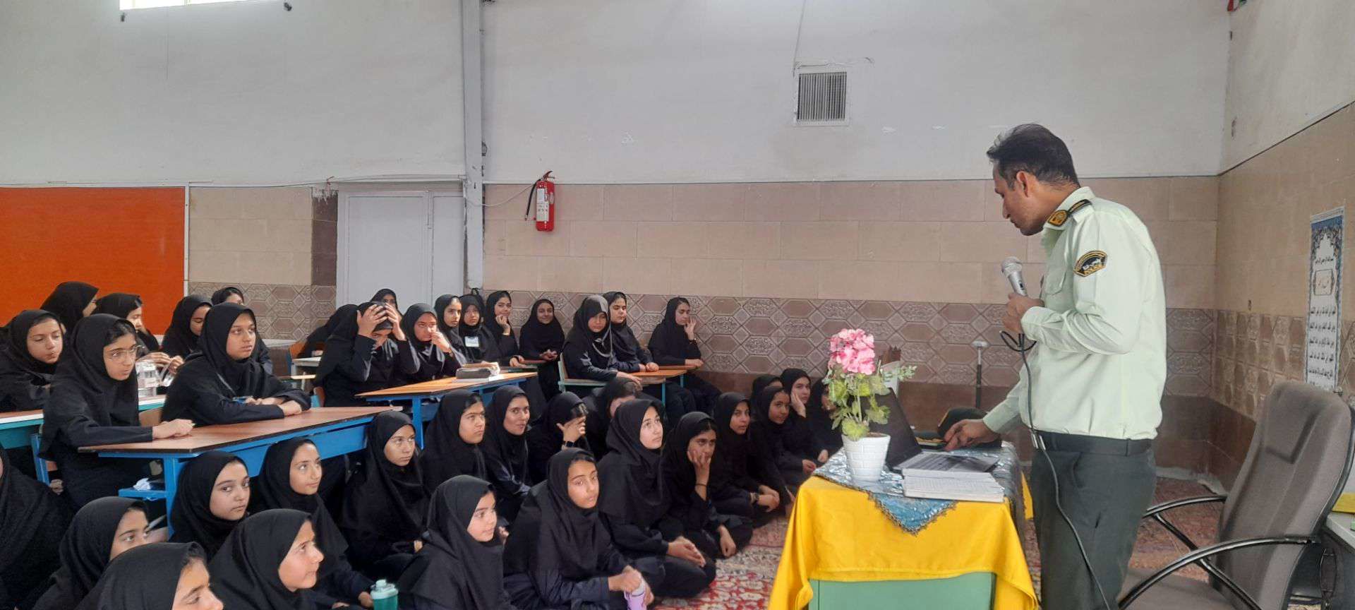  گرامیداشت هفته نیروی انتظامی در آموزشگاه مرحوم پاکدل خلیل آباد 