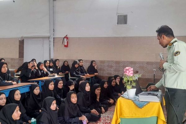  گرامیداشت هفته نیروی انتظامی در آموزشگاه مرحوم پاکدل خلیل آباد 