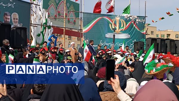 مردم غیور ملارد با حضور پرشور خود در راهپیمایی ۲۲ بهمن، ثابت کردند که همچنان پای انقلاب اسلامی ایستاده‌اند.