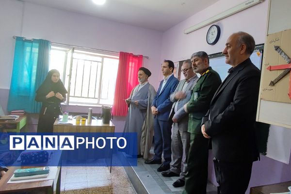 دیدار و تکریم مسئولین شهری با فرهنگیان دبستان ستایش و صابران یک به مناسبت هفته معلم