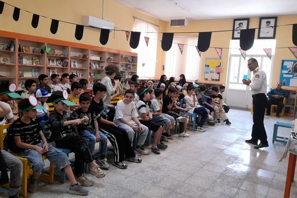 آشنایی اعضای کانون پرورشی فکری کودکان و نوجوانان مرکز 4 قم با علائم راهنمایی و رانندگی