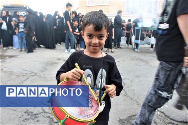حضور پرشور کودکان قمی در دسته‌های عزاداری روز تاسوعا 