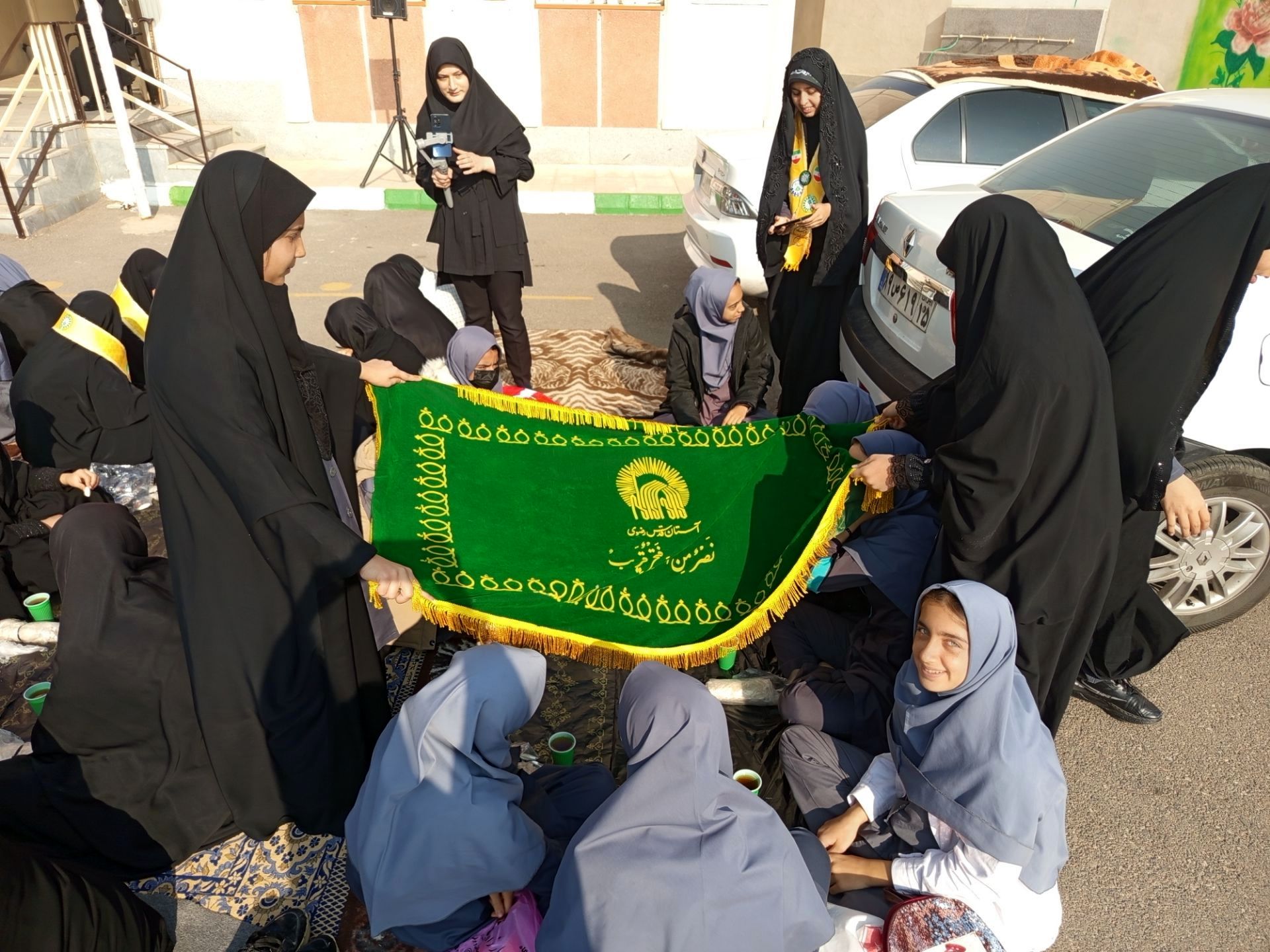 سفره احسان حضرت فاطمه زهرا (س) در مدرسه والدین تبریز