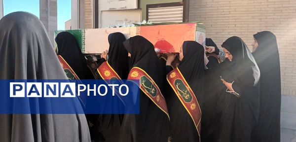 استقبال از شهید گمنام با حضور خانواده شهدا در دبیرستان برازنده مقدم یک