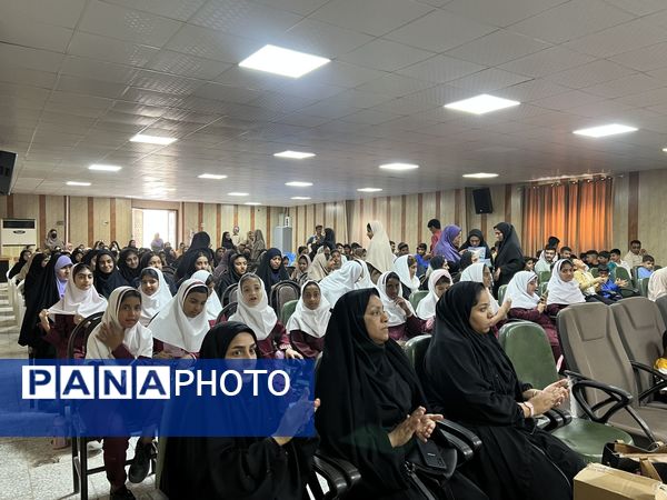 تجلیل از دانش‌آموزان ممتاز در جشنواره قرآنی، فرهنگی و ورزشی منطقه فین 