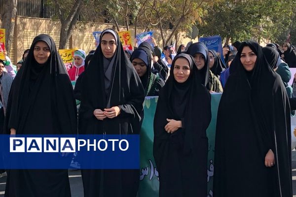 اجتماع عظیم دانش آموزان ناحیه دو شهرری به مناسبت یوم الله ۱۳ آبان در میدان نماز