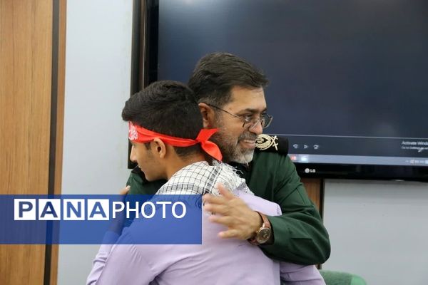 دیدار جمعی از دانش‌آموزان اشکذری و مسئولان آموزش و پرورش با فرمانده سپاه الغدیر 