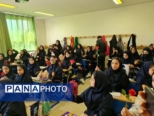 ویژه برنامه هفته نیروی انتظامی در دبیرستان شهید تیمسار فلاحی ناحیه یک کرج 