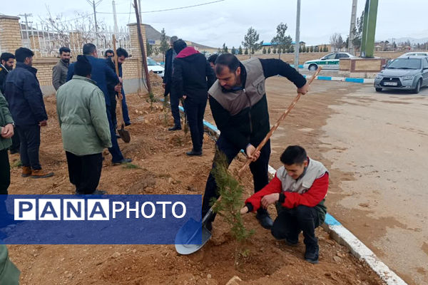 کاشت نهال در  شهر ایزدخواست به‌مناسبت هفته درختکاری