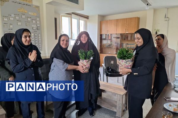 تقدیر و وداع اعضای انجمن اولیا و مربیان آموزشگاه معارف 6 از کادر آموزشگاه