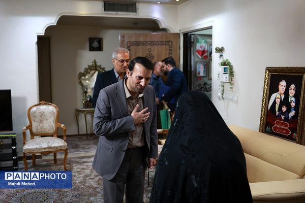 دیدار معاون برنامه و توسعه منابع وزارت آموزش و پرورش از خانواده شهید ساداتی ارمکی