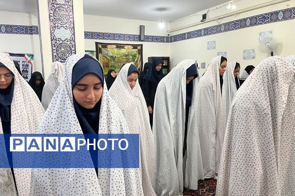 برپایی نماز جماعت همراه با بزرگداشت و تجلیل از مقام‌آوران دانش‌آموزی مدرسه نمونه دولتی ارشاد