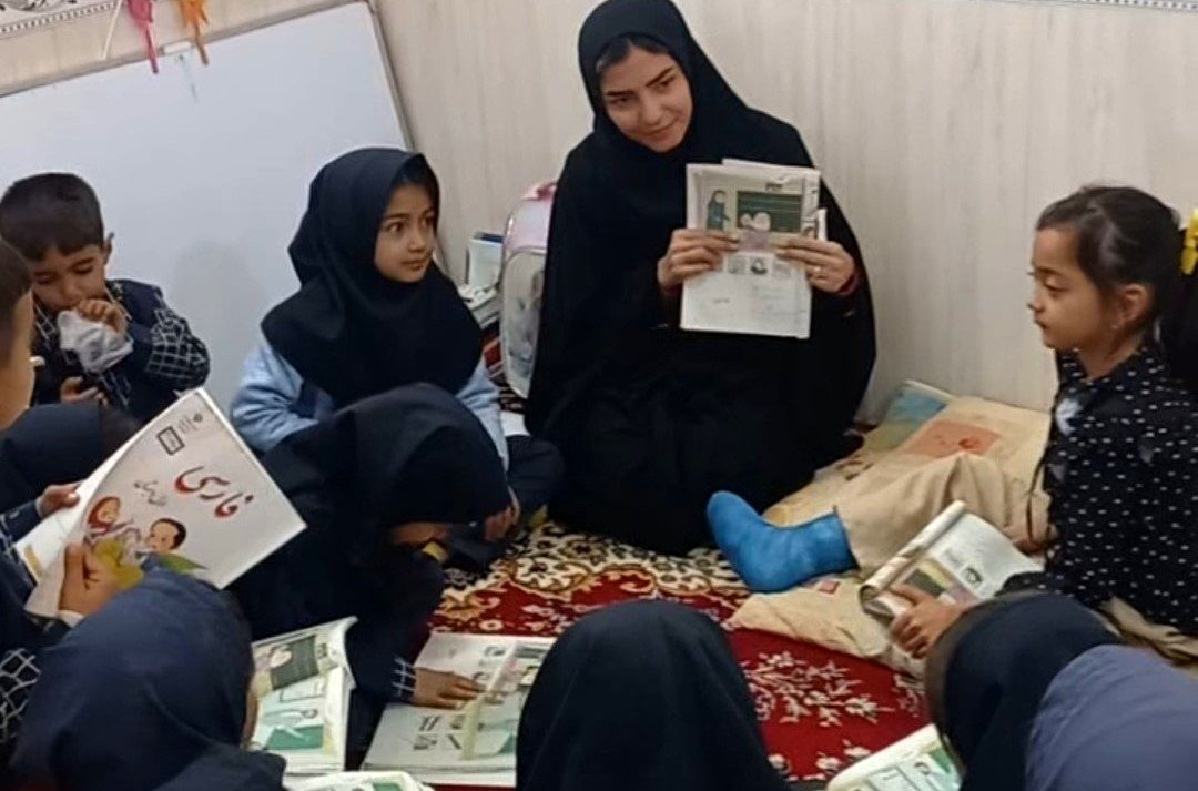  معلم و همکلاسی های آموزشگاه شهید غلامپور شهر زاوین به عیادت همکلاسی خود رفتند