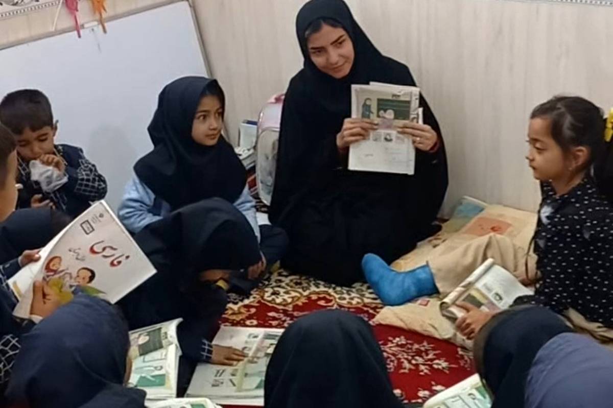  معلم و همکلاسی های آموزشگاه شهید غلامپور شهر زاوین عیادت همکلاسی خود رفتند