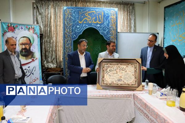 زنگ سپاس معلم در هنرستان احمدی روشن منطقه ۱۴ تهران با حضور وزیر نیرو نواخته شد