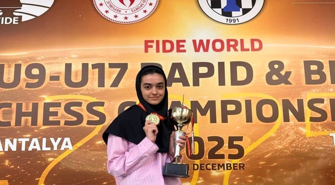 دانش‌آموز سمپادی قهرمان شطرنج جهان شد/ روشا اکبری: هدفم فتح طلای بزرگسالان جهان است‌؛ با تلاش می‌توان در علم و ورزش به قله‌ها رسید