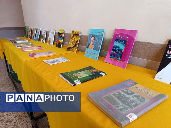 برگزاری نمایشگاه دست‌سازه‌های دانش‌آموزان و نمایشگاه کتاب در دبیرستان دخترانه نور اردبیل