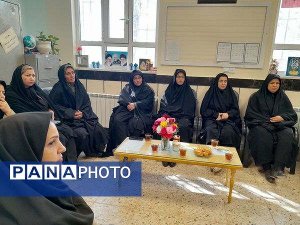 جلسه انجمن اولیا و مربیان در دبیرستان مادرمهربان خلیل آباد