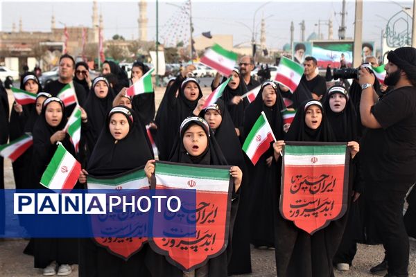 همخوانی گروه‌های دانش آموزی قم در اجرای سرود «ایران بخوان»
