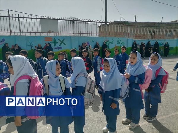 جشن شکوفه های کلاس اولی در دبستان شهید سید خلیل رضوی شهر بارنیشابور