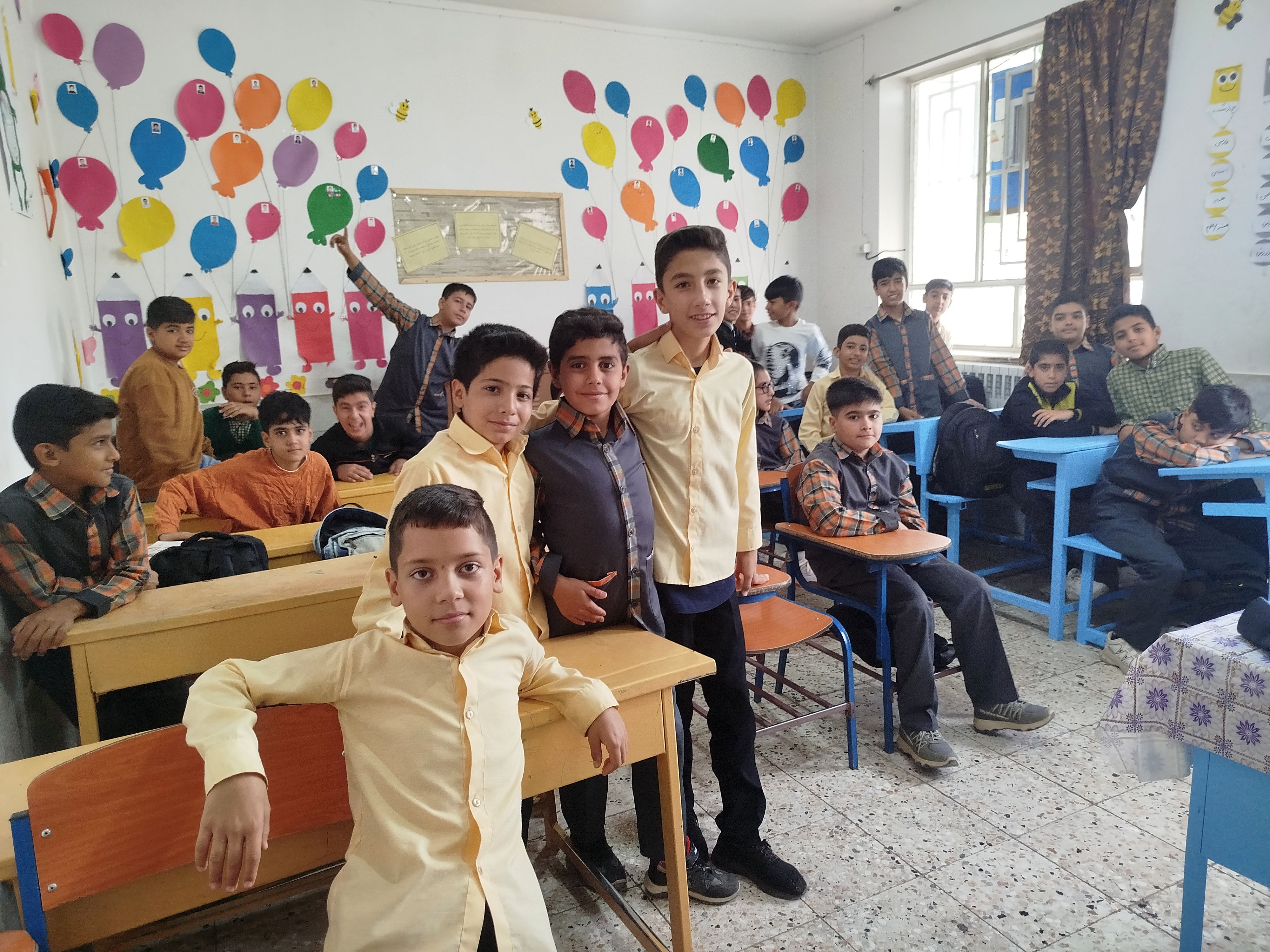 عکس یادگاری دانش آموز خبرنگار پانا دبستان شهید پسندیده فدافن در کنار همکلاسی ها