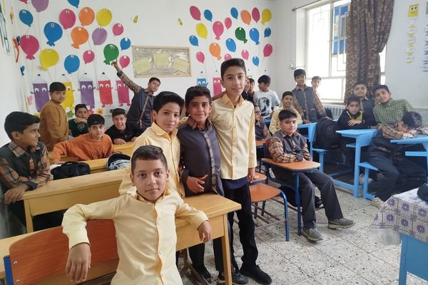 عکس یادگاری دانش آموز خبرنگار پانا دبستان شهید پسندیده فدافن در کنار همکلاسی ها