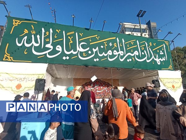 گوشه‌ای از راهپیمایی غدیر خونین در مشهد مقدس